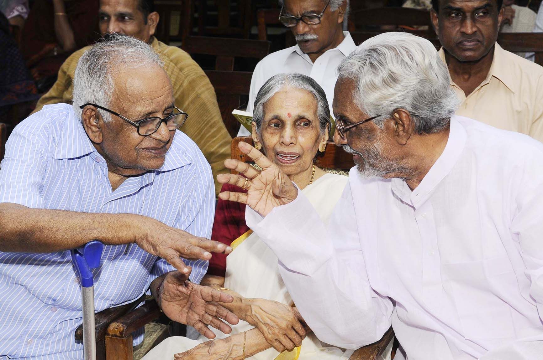 പി ജിയും ഭാര്യ രാജമ്മയും ഡോ. പുതുശ്ശേരി രാമചന്ദ്രനൊപ്പം