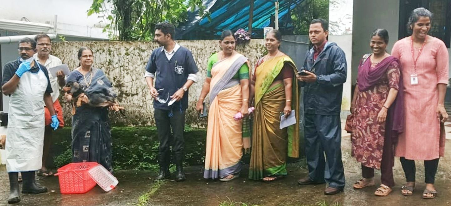 പരിയാരം പഞ്ചായത്തിലെ 11-ാം വാര്‍ഡില്‍ പഞ്ചായത്ത് പ്രസിഡന്റ് മായ ശിവദാസന്റെ നേതൃത്വത്തില്‍  പ്രതിരോധ പ്രവര്‍ത്തനം നടത്തുന്നു