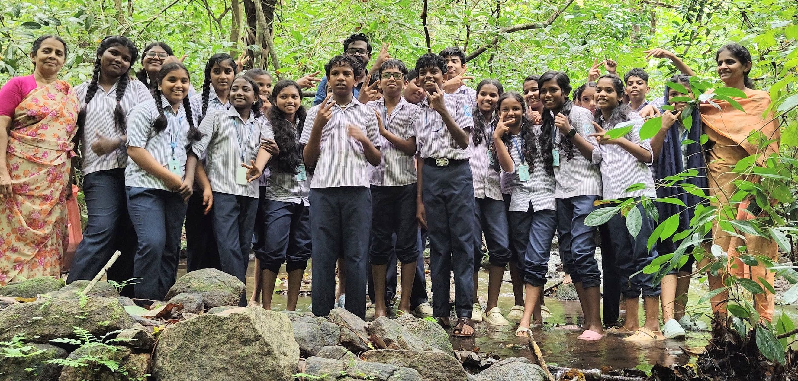 വിത്തൂട്ടിന്റെ ഭാഗമായി കുട്ടികൾ വനത്തിൽ വിത്തെറിയുന്നു 