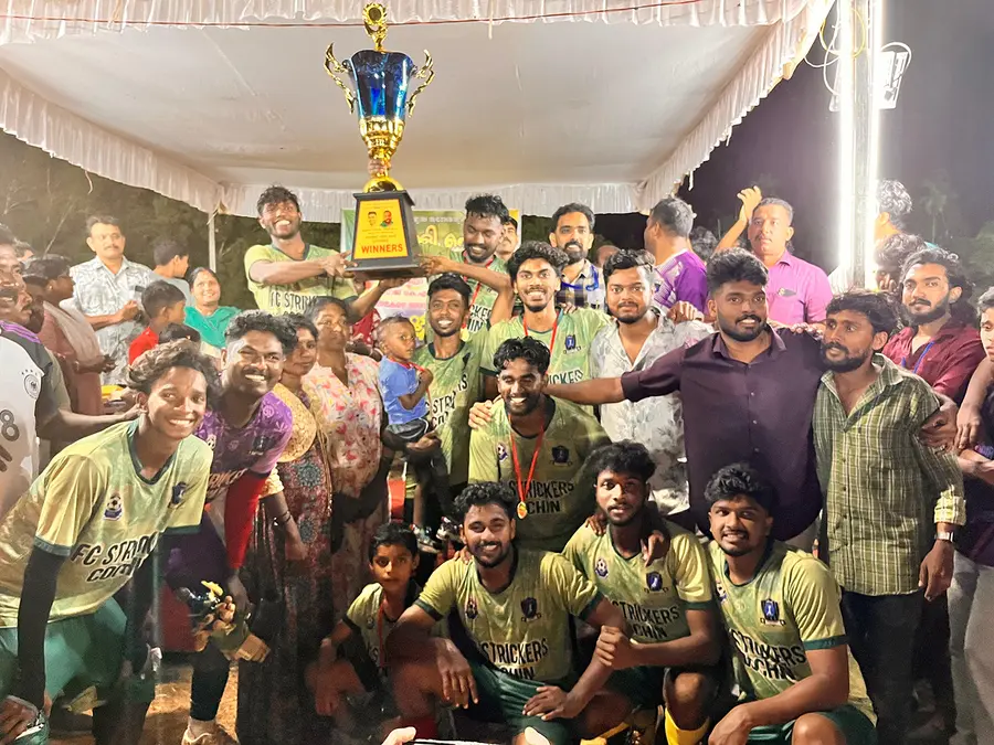 സംസ്ഥാന ഇന്റർ കോളേജിയറ്റ് വോളിബോൾ എവർ റോളിങ് ട്രോഫി  ജേതാക്കളായ ബിഷപ് മൂർ കോളേജ് ടീം