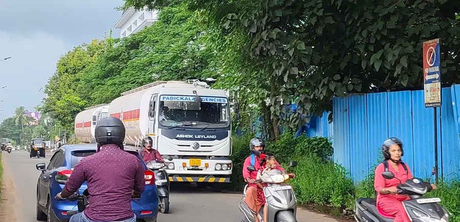 ചാലക്കുടി  മിനി സിവില്‍ സ്റ്റേഷന് മുന്നിലെ സര്‍വീസ് റോഡിലെ അനധികൃത പാര്‍ക്കിങ്‌
