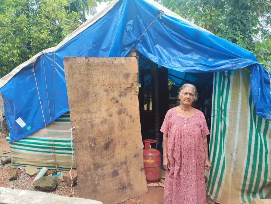 സഹായധനം ലഭിക്കാത്തതിനാൽ പ്ലാസ്റ്റിക് ഷീറ്റിൽ പൊതിഞ്ഞ കുടിലിൽ കഴിയുന്ന മാള പള്ളിപ്പുറം സ്വദേശി കാഞ്ഞുതറ റോസി