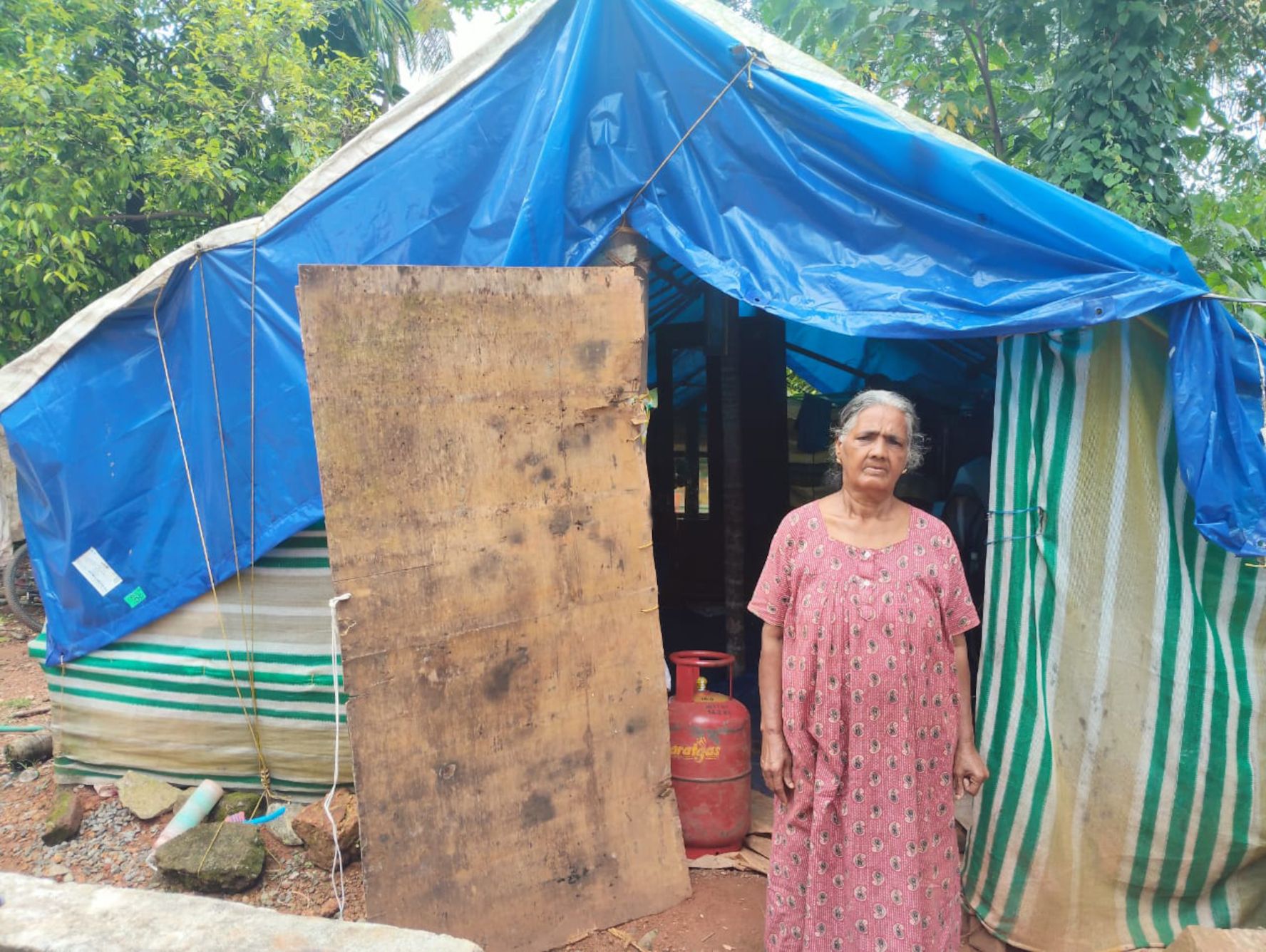 സഹായധനം ലഭിക്കാത്തതിനാൽ  പ്ലാസ്റ്റിക് ഷീറ്റിൽ പൊതിഞ്ഞ കുടിലിൽ കഴിയുന്ന മാള പള്ളിപ്പുറം സ്വദേശി കാഞ്ഞുതറ റോസി