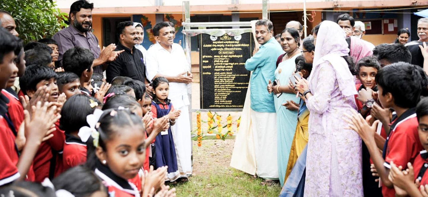 കാരുമാത്ര ഗവ.യുപി സ്കൂളിന്റെ പുതിയ കെട്ടിടത്തിന് ശിലാസ്ഥാപനവും ശതാബ്ദി ആഘോഷങ്ങളുടെ സമാപനവും എംഎൽഎ  വി ആർ സുനിൽകുമാർ ഉദ്‌ഘാടനം ചെയുന്നു 