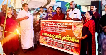 കൊടകരയിൽ കേരള കർഷക സംഘം നടത്തിയ പന്തം കൊളുത്തി പ്രതിഷേധം ടി എ രാമകൃഷ്ണൻ ഉദ്ഘാടനം ചെയ്യുന്നു