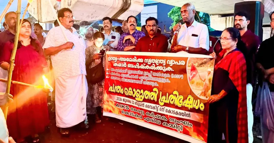 കൊടകരയിൽ കേരള കർഷക സംഘം നടത്തിയ പന്തം കൊളുത്തി പ്രതിഷേധം ടി എ രാമകൃഷ്ണൻ ഉദ്ഘാടനം ചെയ്യുന്നു 