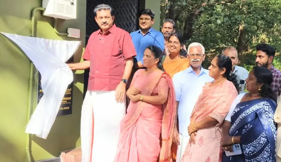 ടോയ്ലറ്റ് കോംപ്ലക്സ് ശുചിമുറി സമുച്ചയം മകെ കെ രാമചന്ദ്രൻ എം എൽ എ ഉദ്ഘാടനം ചെയ്യുന്നു