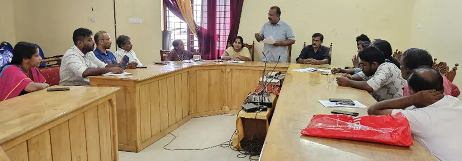 തഴപ്പായ നെയ് ത്ത് വ്യവസായം ജനകീയമാക്കുന്നതിനെ കുറിച്ചാലോചിക്കാൻ എട വിലങ്ങ് പഞ്ചായത്തിൽ ചേർന്ന യോഗത്തിൽ ഇ ടി ടൈസൺ എംഎൽഎ സംസാരിക്കുന്നു