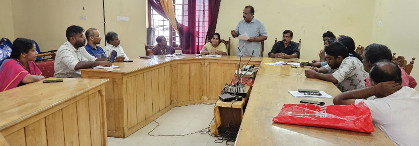 തഴപ്പായ നെയ് ത്ത് വ്യവസായം ജനകീയമാക്കുന്നതിനെ കുറിച്ചാലോചിക്കാൻ എട വിലങ്ങ് പഞ്ചായത്തിൽ ചേർന്ന യോഗത്തിൽ ഇ ടി ടൈസൺ എംഎൽഎ സംസാരിക്കുന്നു