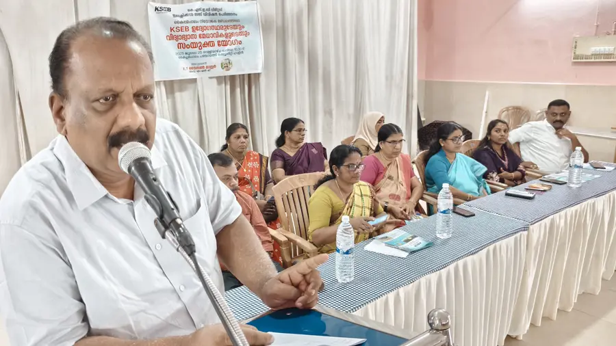 കയ്പമംഗലത്ത് നടന്ന യോഗത്തിൽ ഇ ടി ടൈസൺ എംഎൽഎ സംസാരിക്കുന്നു