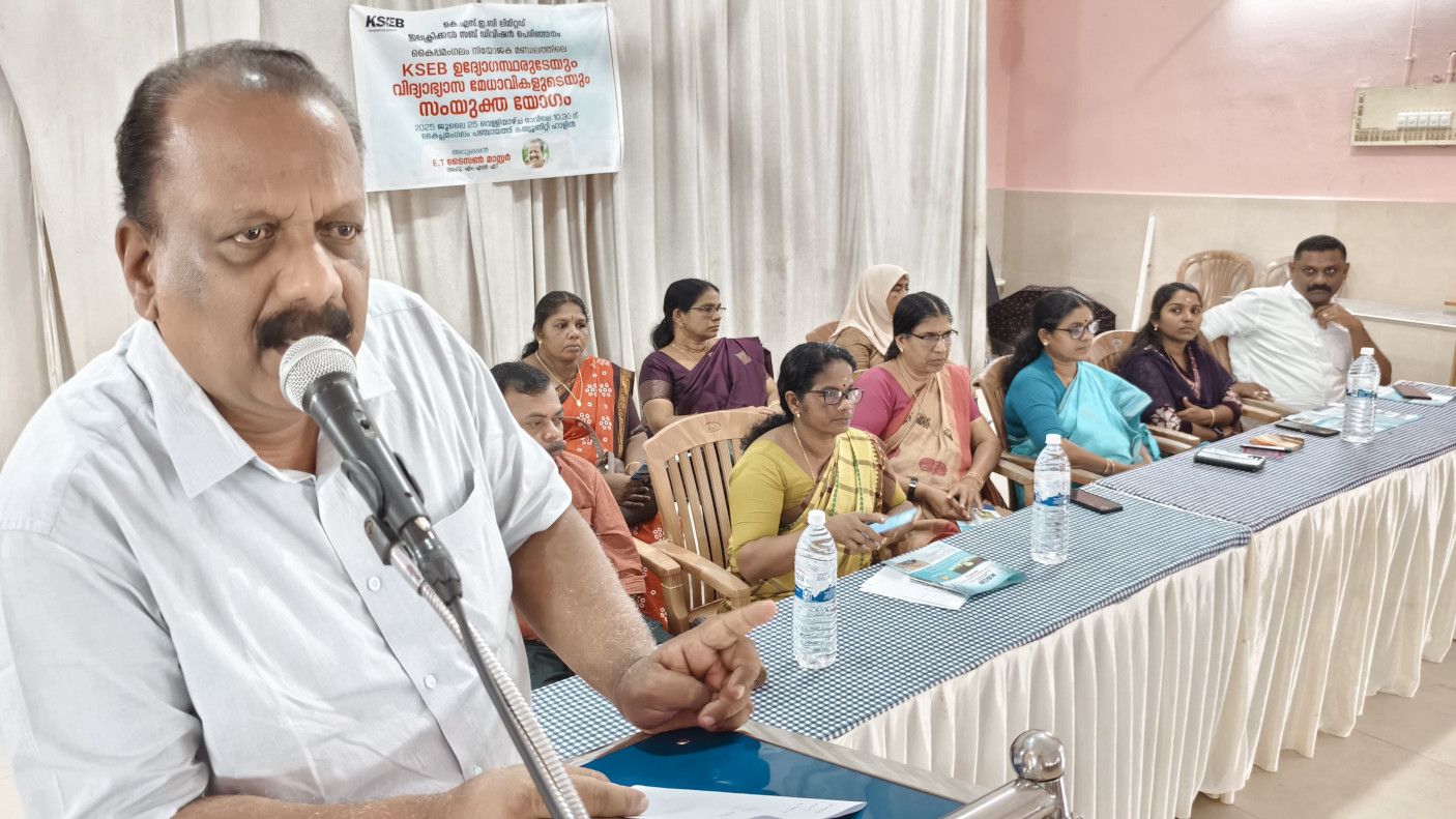   കയ്പമംഗലത്ത് നടന്ന  യോഗത്തിൽ ഇ ടി ടൈസൺ  എംഎൽഎ സംസാരിക്കുന്നു