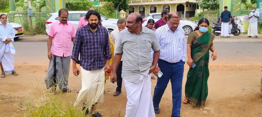 ദേശീയപാത നിർമാണം നടക്കുന്ന പ്രദേശങ്ങളിൽ നാഷണല് ഹൈവേ പ്രൊജക്ട് ഡയറക്ടര് കെ പ്രവീണ്കുമാറും എന് കെ അക്ബര് എംഎല്എയും സംയുക്ത പരിശോധന നടത്തുന്നു