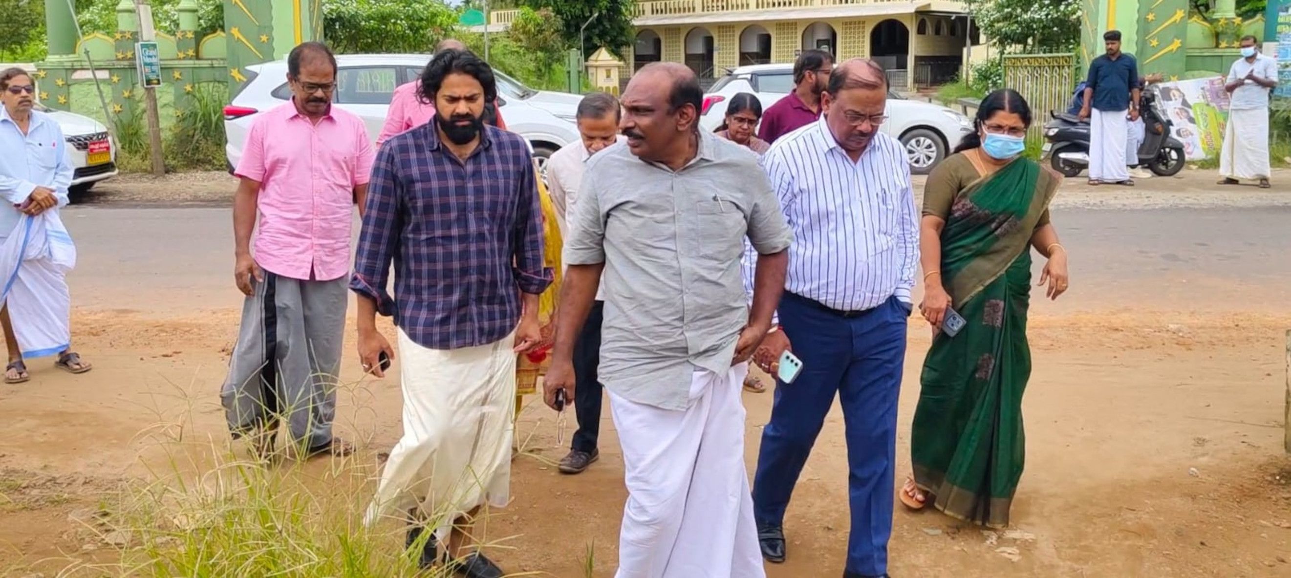 ദേശീയപാത നിർമാണം നടക്കുന്ന പ്രദേശങ്ങളിൽ നാഷണല്‍ ഹൈവേ പ്രൊജക്ട് ഡയറക്ടര്‍ കെ പ്രവീണ്‍കുമാറും എന്‍ കെ അക്ബര്‍ എംഎല്‍എയും സംയുക്ത പരിശോധന നടത്തുന്നു