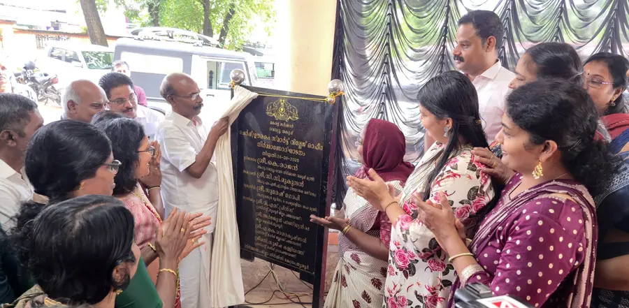 ചേർപ്പ് - ഊരകം സ്മാർട്ട് വില്ലേജ് ഓഫീസ് നിർമാണ ഉദ്ഘാടനത്തിന്റെ ഭാഗമായി സി സി മുകുന്ദൻ എംഎൽഎ ശിലാഫലകം അനാച്ഛാദനം ചെയ്യുന്നു