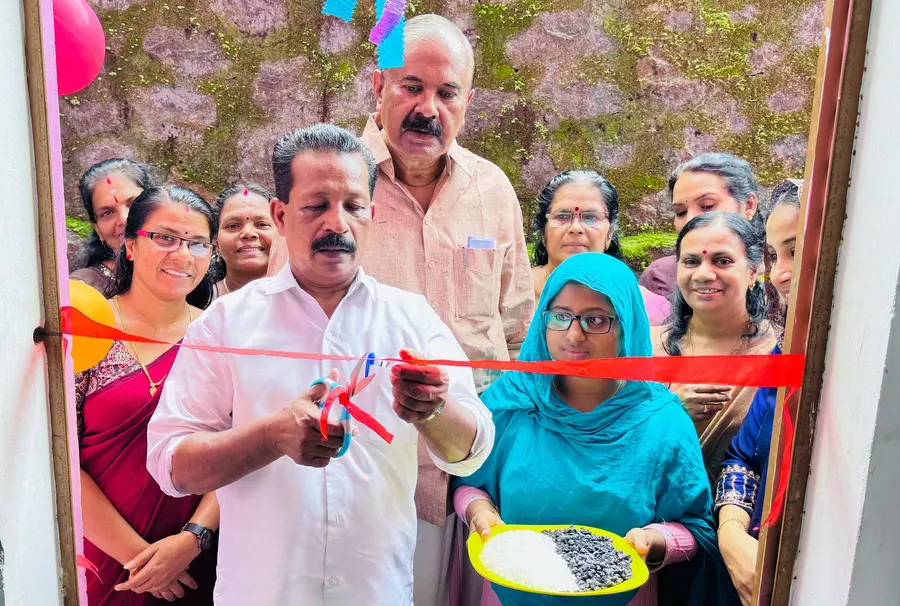 വള്ളത്തോൾ നഗർ പഞ്ചായത്ത് കുടുംബശ്രീ സിഡിഎസിന്റെ ബർക്കത്ത് പ്രൊഡ്യൂസർ ഗ്രൂപ്പ് ഉദ്ഘാടനം ബ്ലോക്ക് പഞ്ചായത്ത് പ്രസിഡന്റ് കെ എം അഷറഫ് നിർവഹിക്കുന്നു .