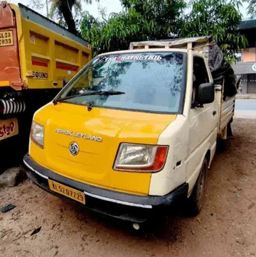 ഭാരതപ്പുഴയിൽ നിന്നും അനധികൃതമായി മണൽ കടത്തിയ വാഹനം.