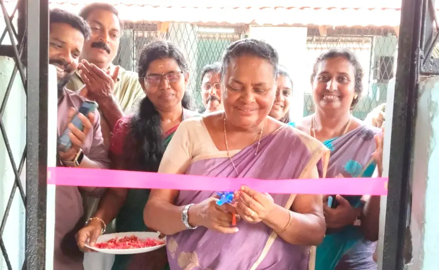 കുണ്ടഴിയൂർ  ജി എം യു പി സ്കൂളിലെ ഡിജിറ്റൽ സ്ക്വയർ, ഐ-ലാബ് പ്രവർത്തനം വെങ്കിടങ്ങ് പഞ്ചായത്ത് പ്രസിഡൻ്റ് ഗ്രേസി ജേക്കബ്ബ് ഉദ്ഘാടനം ചെയ്യുന്നു