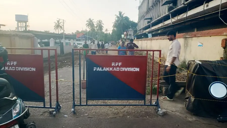 മുന്നറിയിപ്പില്ലാതെ റെയിൽവേ അടച്ച ഗുഡ്സ് ഷെഡ് റോഡ്