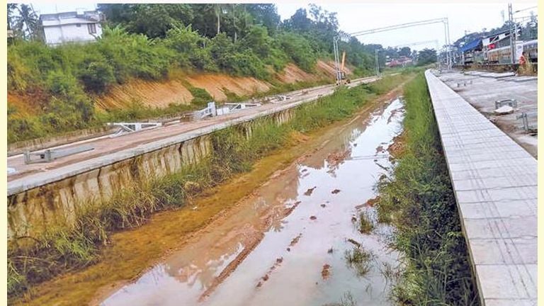  നിർമാണ   പ്രവർത്തനങ്ങൾ  നിലച്ച നെയ്യാറ്റിൻകര റെയിൽവേ സ്റ്റേഷൻ