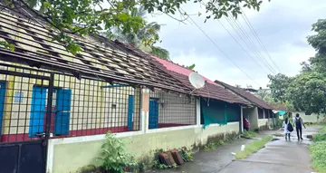 പൊളിഞ്ഞുകിടക്കുന്ന റെയില്വേ ക്വാര്ട്ടേഴ്സുകള്