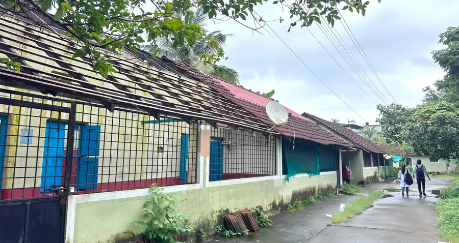 പൊളിഞ്ഞുകിടക്കുന്ന റെയില്വേ ക്വാര്ട്ടേഴ്സുകള്