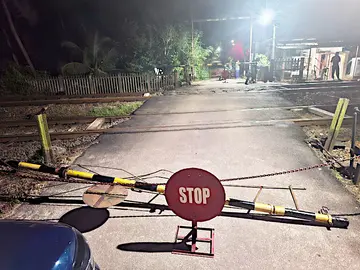രാമപുരം ക്ഷേത്രത്തിന് കിഴക്കുവശമുള്ള റെയിൽവേ ലെവൽക്രോസ് ബാരിയർ വാഹനം ഇടിച്ചുതകർത്ത നിലയിൽ