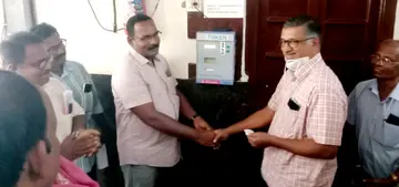 കൊല്ലം റെയിൽവേ ഹെൽത്ത് യൂണിറ്റിൽ നടപ്പാക്കിയ ക്യൂ മാനേജ്‌മെന്റ്‌ സിസ്റ്റത്തിന്റെ ആദ്യ ടോക്കണ്‍ വിതരണം  റെയിൽവേ സൊസൈറ്റി മുൻ പ്രസിഡന്റ്‌ കെ എം അനിൽകുമാർ നിർവഹിക്കുന്നു 