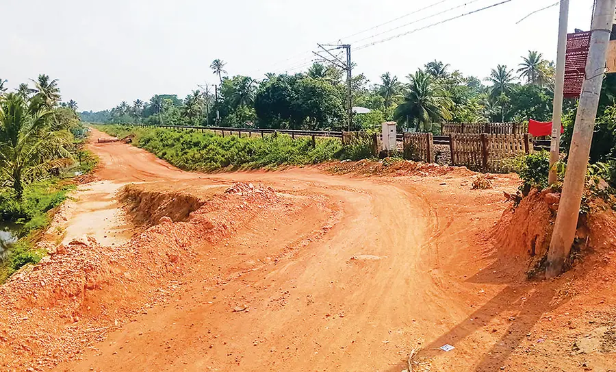 കുമ്പളം -– തുറവൂർ റെയിൽവേ പാത ഇരട്ടിപ്പിക്കൽ എഴുപുന്ന ശ്രീനാരായണപുരത്ത് നിർമാണം നിലച്ച നിലയിൽ