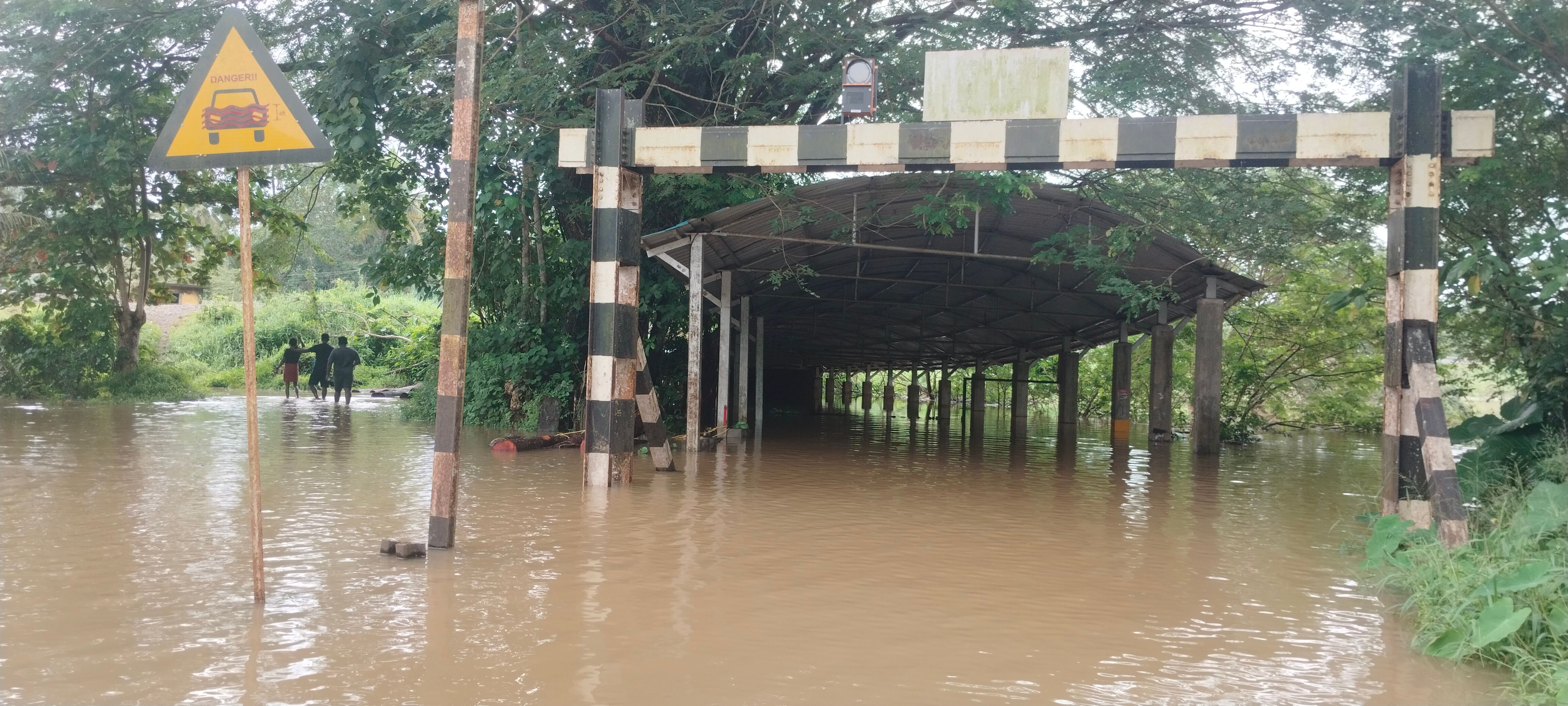 വെള്ളം കയറി ഗതാഗതം തടസപ്പെട്ട ഇരുവെള്ളിപ്ര റെയിൽവേ അടിപ്പാത