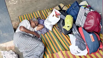 ആറന്മുള വല്ലന ടികെഎംആർഎം വിഎച്ച്‌എസ്‌എസ്‌ ക്യാമ്പിൽ തറയിൽ കിടക്കുന്ന 92 വയസ്സുള്ള എഴിക്കാട്‌ ഉന്നതിയിലെ അന്നമ്മ. ഭക്ഷണം പോലും കൃത്യമായി ലഭിച്ചില്ലെന്നാണ്‌ ക്യാമ്പിലുള്ളവർ പറയുന്നത്‌​