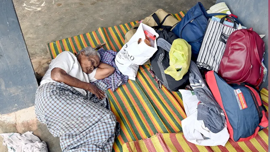 ആറന്മുള വല്ലന ടികെഎംആർഎം വിഎച്ച്എസ്എസ് ക്യാമ്പിൽ തറയിൽ കിടക്കുന്ന 92 വയസ്സുള്ള എഴിക്കാട് ഉന്നതിയിലെ അന്നമ്മ. ഭക്ഷണം പോലും കൃത്യമായി ലഭിച്ചില്ലെന്നാണ് ക്യാമ്പിലുള്ളവർ പറയുന്നത്