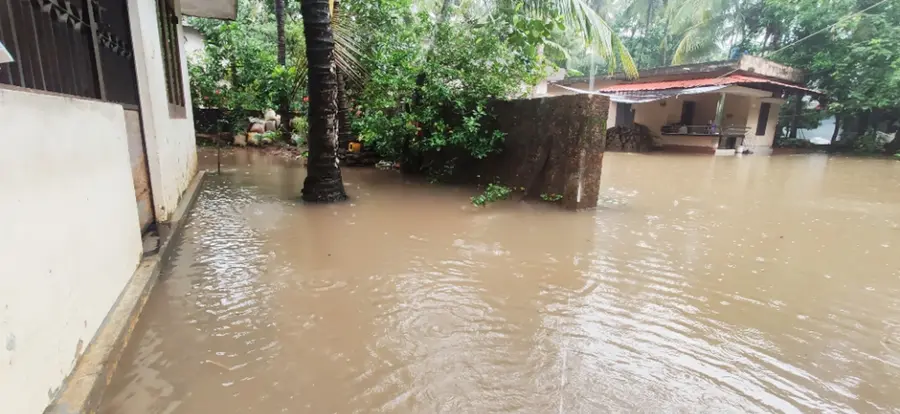 കുറ്റിപ്പുറത്ത് വീടുകളിൽ വെള്ളം കയറിയ നിലയിൽ