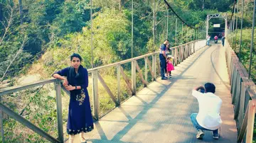 പൊന്മുടി പാലത്തിൽനിന്നുള്ള കാഴ്ചകൾ