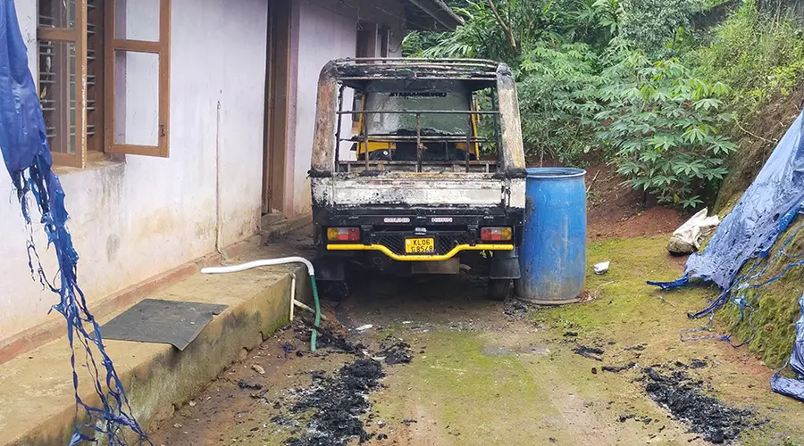 ഓട്ടോറിക്ഷ കത്തിച്ചപ്പോൾ