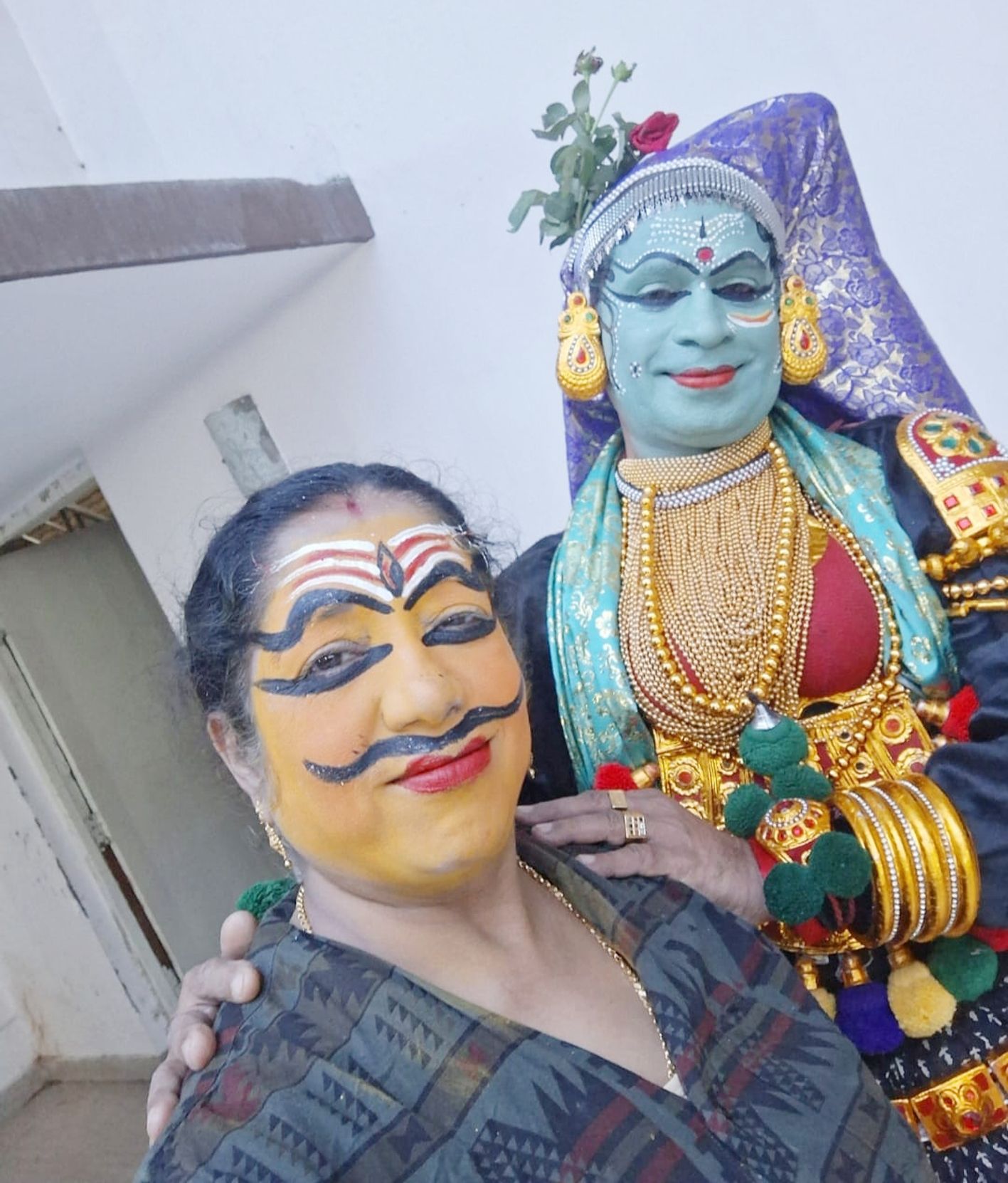 രാമൻകുട്ടിയും  ഭാര്യ രജനിയും കഥകളി വേഷത്തിൽ