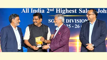 ന്യൂ രാജസ്ഥാൻ മാർബിൾസ് എംഡി സി വിഷ്ണുഭക്തനെ ജോൺസൺ ടൈൽസ് എംഡി വിജയ് അഗർവാൾ, എക്സിക്യൂട്ടീവ് ഡയറക്ടർ ശരത് ചന്ദക്, പ്രസിഡന്റ് അഭിഷേക് ജയിൻ എന്നിവർ മൊമന്റോ നൽകി ആദരിക്കുന്നു