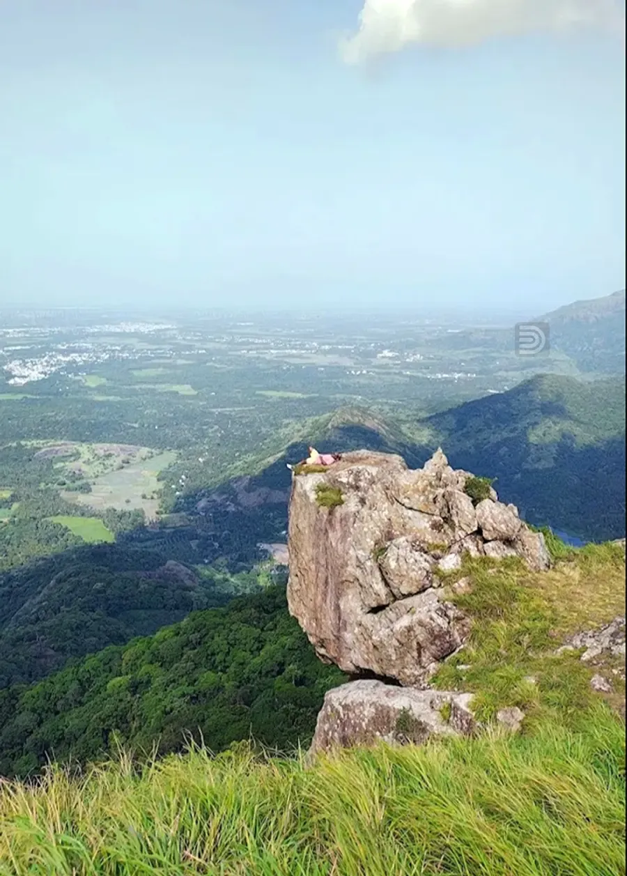 രാജാതോട്ടത്തെ പശ്‌ചിമഘട്ട മലനിരയിലെ  കുരിശുമലയും പാറയും  