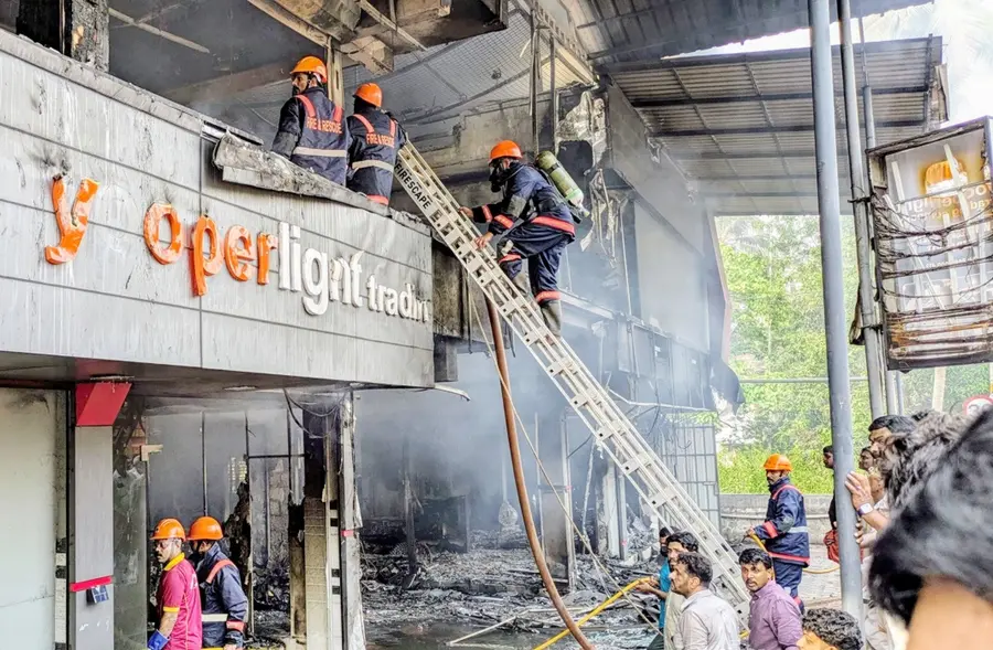 പുറമേരിയിൽ തീപിടിത്തമുണ്ടായ കെട്ടിടത്തിൽ അഗ്നിരക്ഷാസേന രക്ഷാപ്രവർത്തനം നടത്തുന്നു