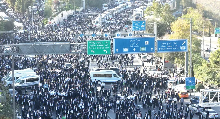 Orthodox Jews rally in Jerusalem against military service