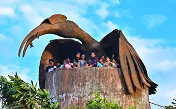 കോടമഞ്ഞ്‌ തലോടുന്ന പുലരിയും പ്രകൃതിയൊരുക്കുന്ന അനുപമ അനുഭവങ്ങളും തേയിലക്കാടുകൾക്കും ഏലത്തോട്ടങ്ങൾക്കും നടുവിലൂടെ വളഞ്ഞുനീളുന്ന സുന്ദരപാതകളും തുടങ്ങി കാഴ്‌ചകളുടെ നവവസന്തം തീർക്കുന്ന ഇടുക്കി ഒരു സുന്ദരകവിതയാണ്‌. 