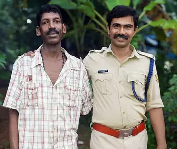 കിണറ്റിൽ വീണ യുവതിയെ സാഹസികമായി രക്ഷപ്പെടുത്തിയ രമേശനെ ശാസ്താംകോട്ട ഫയർഫോഴ്സ് അഭിനന്ദിച്ചു