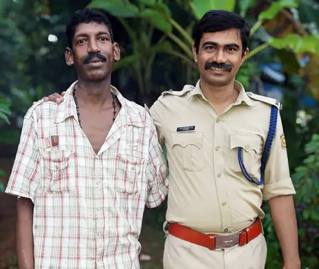 കിണറ്റിൽ വീണ യുവതിയെ സാഹസികമായി രക്ഷപ്പെടുത്തിയ രമേശനെ ശാസ്താംകോട്ട ഫയർഫോഴ്സ് അഭിനന്ദിച്ചു