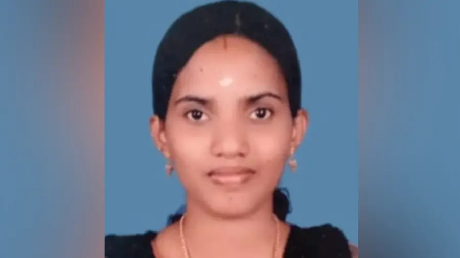 കാസർകോട് കടമുറിയിലിട്ട് തീകൊളുത്തിയ യുവതി മരിച്ചു - Deshabhimani