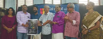 ടാപ് നാടകവേദിയുടെ രംഗോത്സവം നാടകോത്സവത്തിന്റെ ബ്രോഷർ
നാടക പ്രവർത്തകൻ പുത്തൂർ രവി പ്രകാശിപ്പിക്കുന്നു