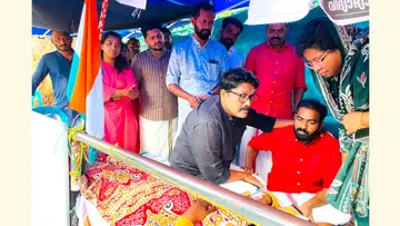 നിരാഹാരമനുഷ്ഠിക്കുന്ന റാങ്ക് ഹോൾഡേഴ്സ് സമരസമിതി സെക്രട്ടറി
വളർമതിയെ സമരപ്പന്തലിലെത്തി സന്ദർശിക്കുന്ന ഡിവൈഎഫ്ഐ
അഖിലേന്ത്യ പ്രസിഡന്റ് എ എ റഹിം, സംസ്ഥാന സെക്രട്ടറി വി കെ സനോജ്
തുടങ്ങിയവർ