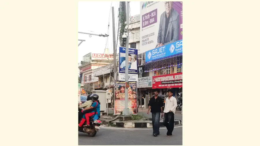 കഴക്കൂട്ടം മേൽപ്പാലം ജങ്ഷനിലെ റോഡിന് നടുവിൽ സ്ഥാപിച്ച  പരസ്യ ബോർഡുകൾ