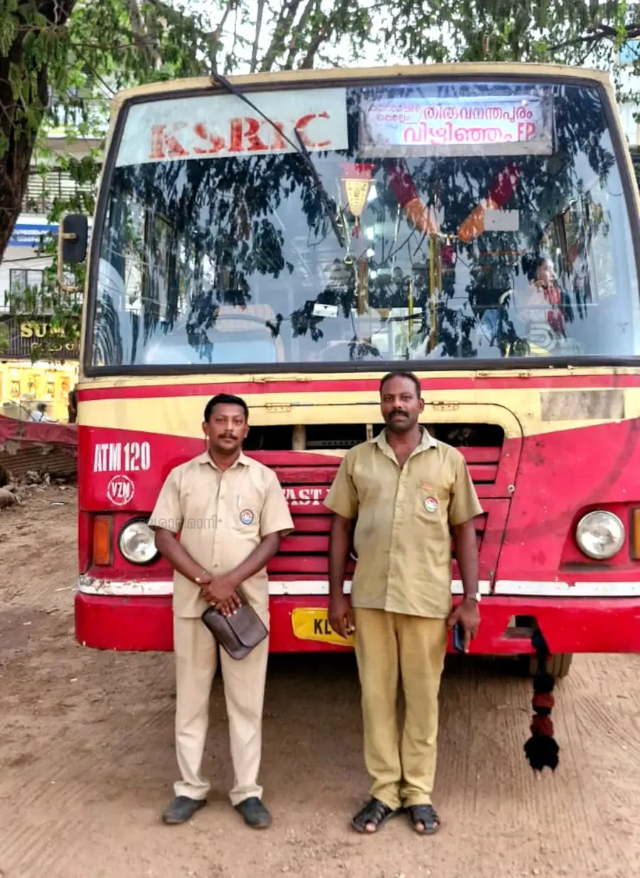 കണ്ടക്ടർ വി എസ് രതീഷും ഡ്രൈവർ ആർ രതീഷും