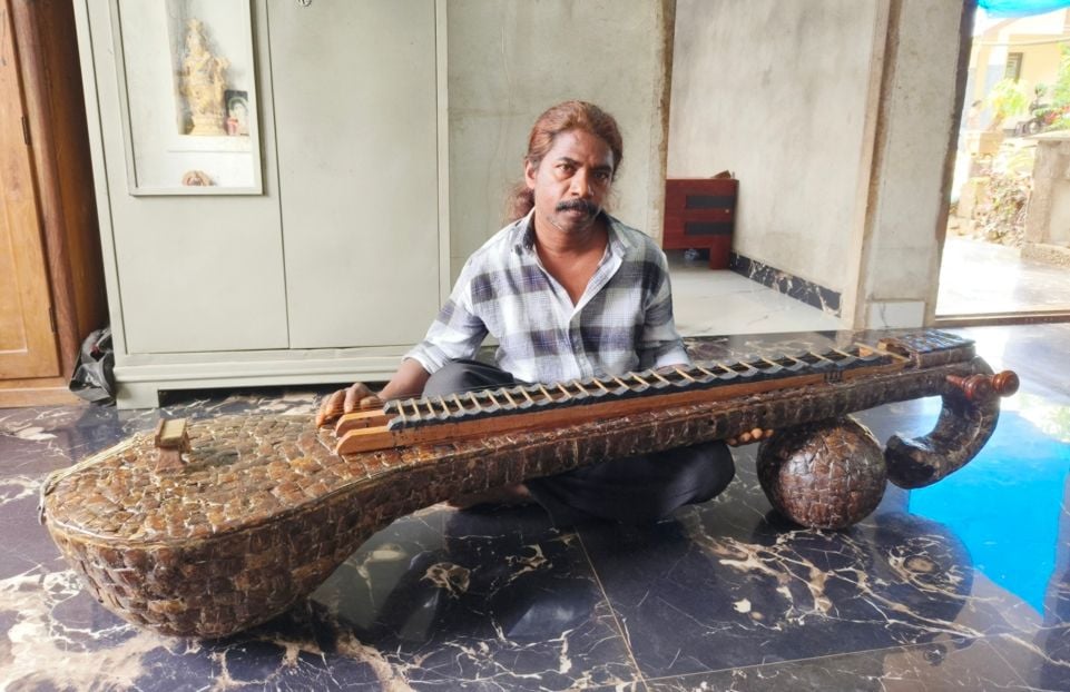 ​ രതീഷ് താന്‍ നിര്‍മിച്ച വീണയുമായി 