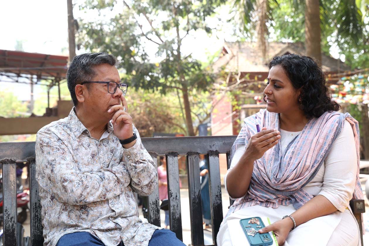 റോബിൻ എസ്‌ ങാങ്‌ഗോമും ആർദ്ര നീലകണ്‌ഠൻ ഗിരിജയും അഭിമുഖത്തിനിടെ       ഫോട്ടോ: ജീജ വി കെ