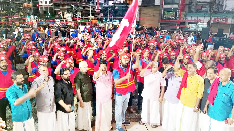 രക്ഷാപ്രവർത്തനത്തിനായി ഹെഡ് ലോഡ് ആൻഡ് ജനറൽ വർക്കേഴ്സ് യൂണിയൻ (സിഐടിയു) രൂപീകരിച്ച റെഡ് ബ്രിഗേഡ് സേനയുടെ ഫ്ലാഗ് ഓഫ് സിപിഐ എം സംസ്ഥാന സെക്രട്ടറിയറ്റ് അംഗം എം വി ജയരാജൻ നിർവഹിക്കുന്നു